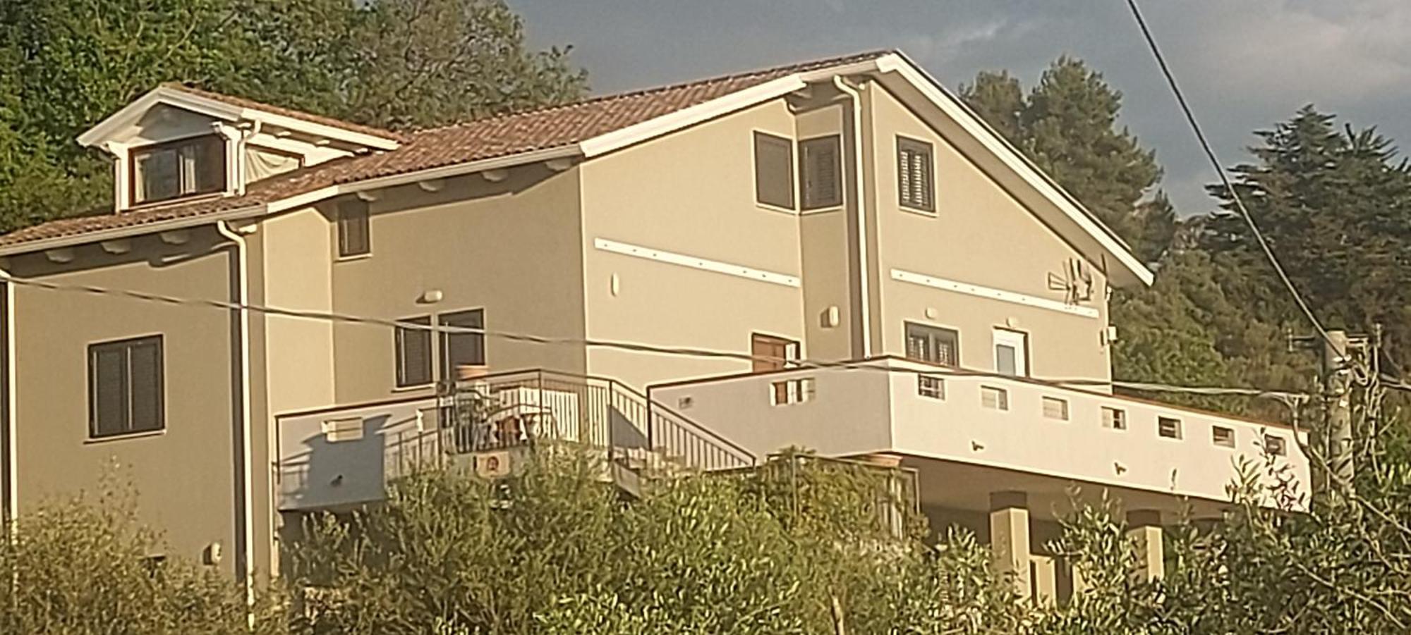 B&B Binario Nove E Tre Quarti อากรอโปลี ภายนอก รูปภาพ